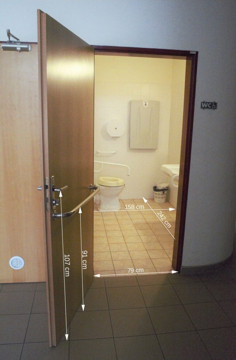 12. otevřené dveře k wc