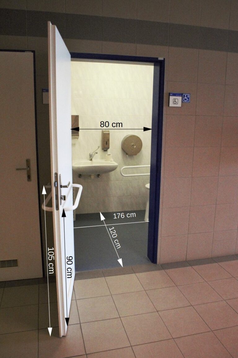 17a. otevřené dveře wc