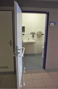 Kontextový obrázek - 18a. wc otevřené u kavárny