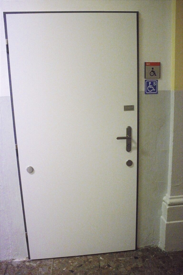 6. dveře k wc zavřené