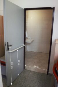 Kontextový obrázek - 6. otevřené dveře k wc