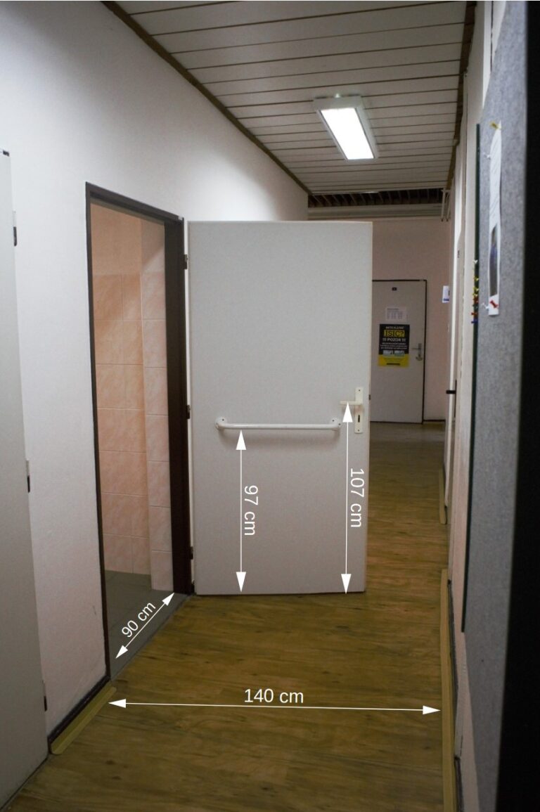 7. otevřené dveře wc