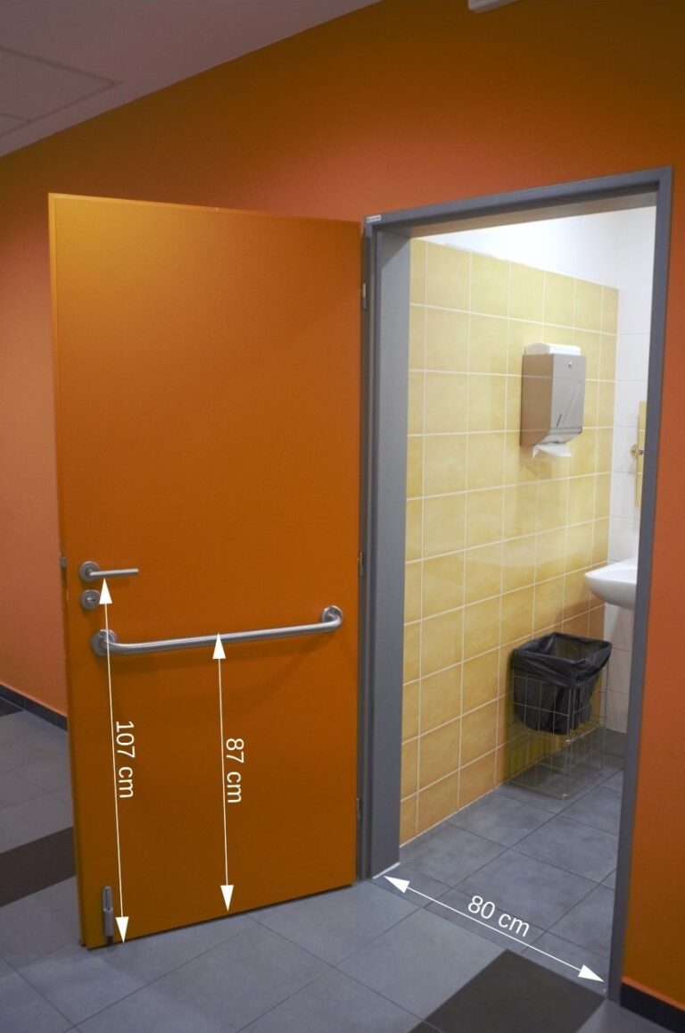 otevřené dveře k wc