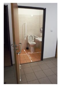 Kontextový obrázek - 13. otevřené dveře wc druhé patro