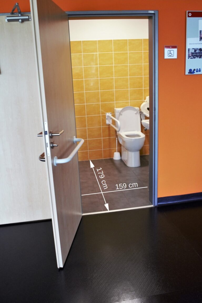 5. otevřené dveře k levému wc