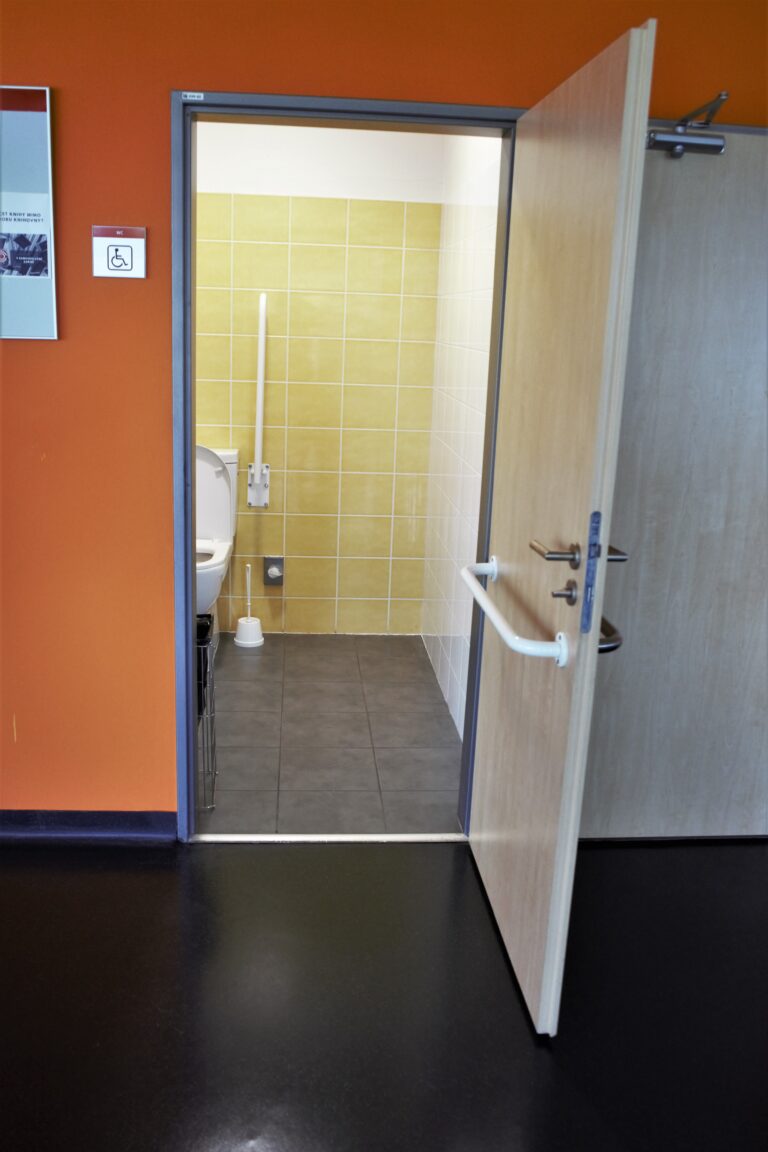 6. otevřené dveře k pravému wc